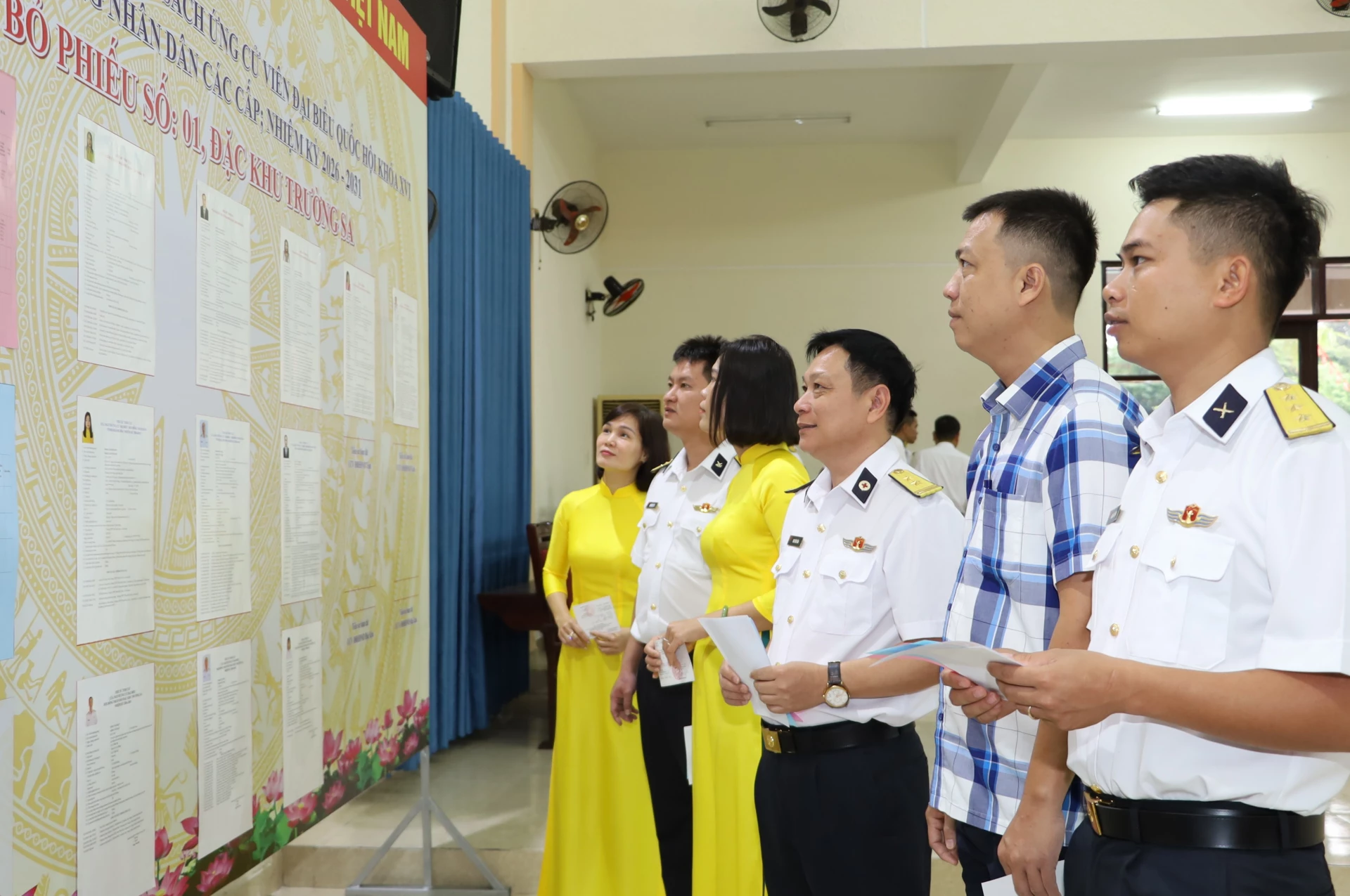 Cán bộ, chiến sĩ, nhân dân đặc khu Trường Sa xem lại danh sách người ứng cử trước khi bỏ phiếu. Ảnh: Văn Giang.