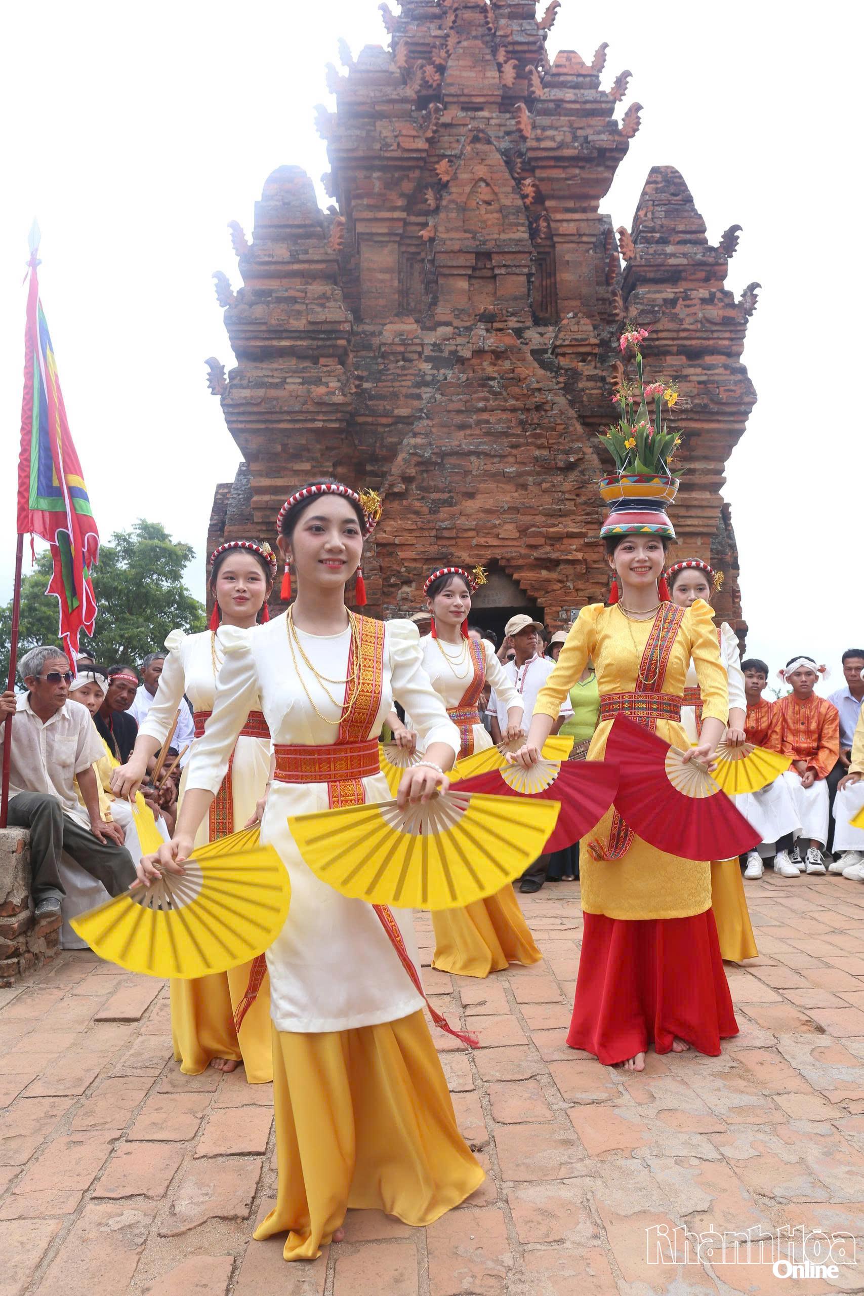 Cham women in their traditional costume performing in Kate Festival 2025