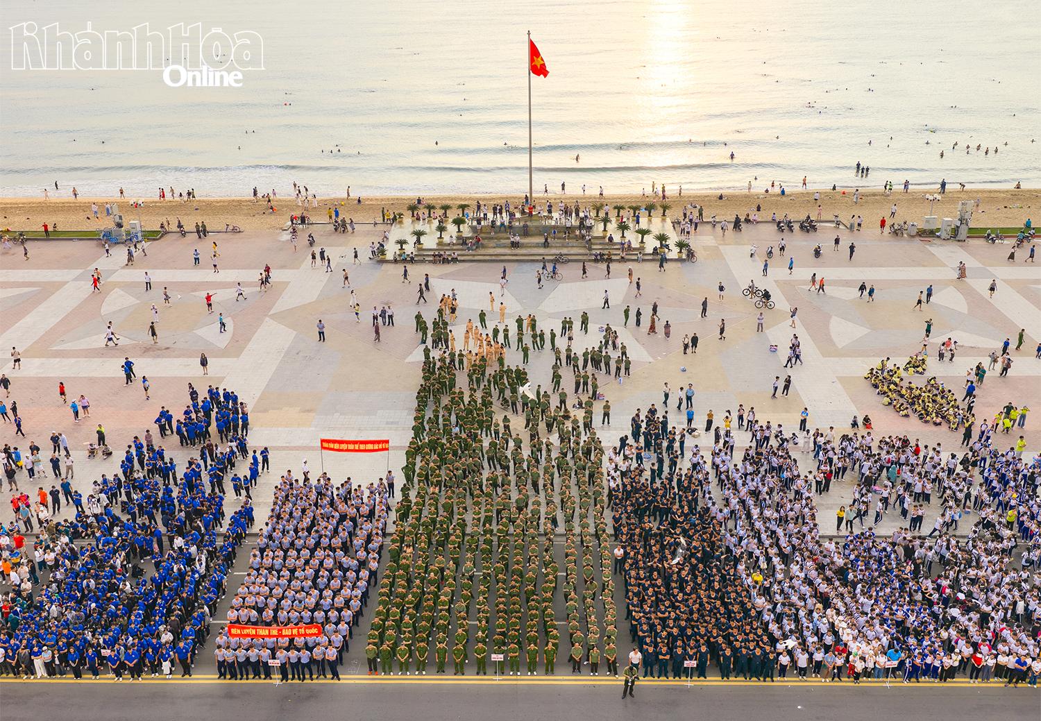 Hơn 5.000 người tham gia chạy đồng hành. Ảnh: Vương Mạnh Cường