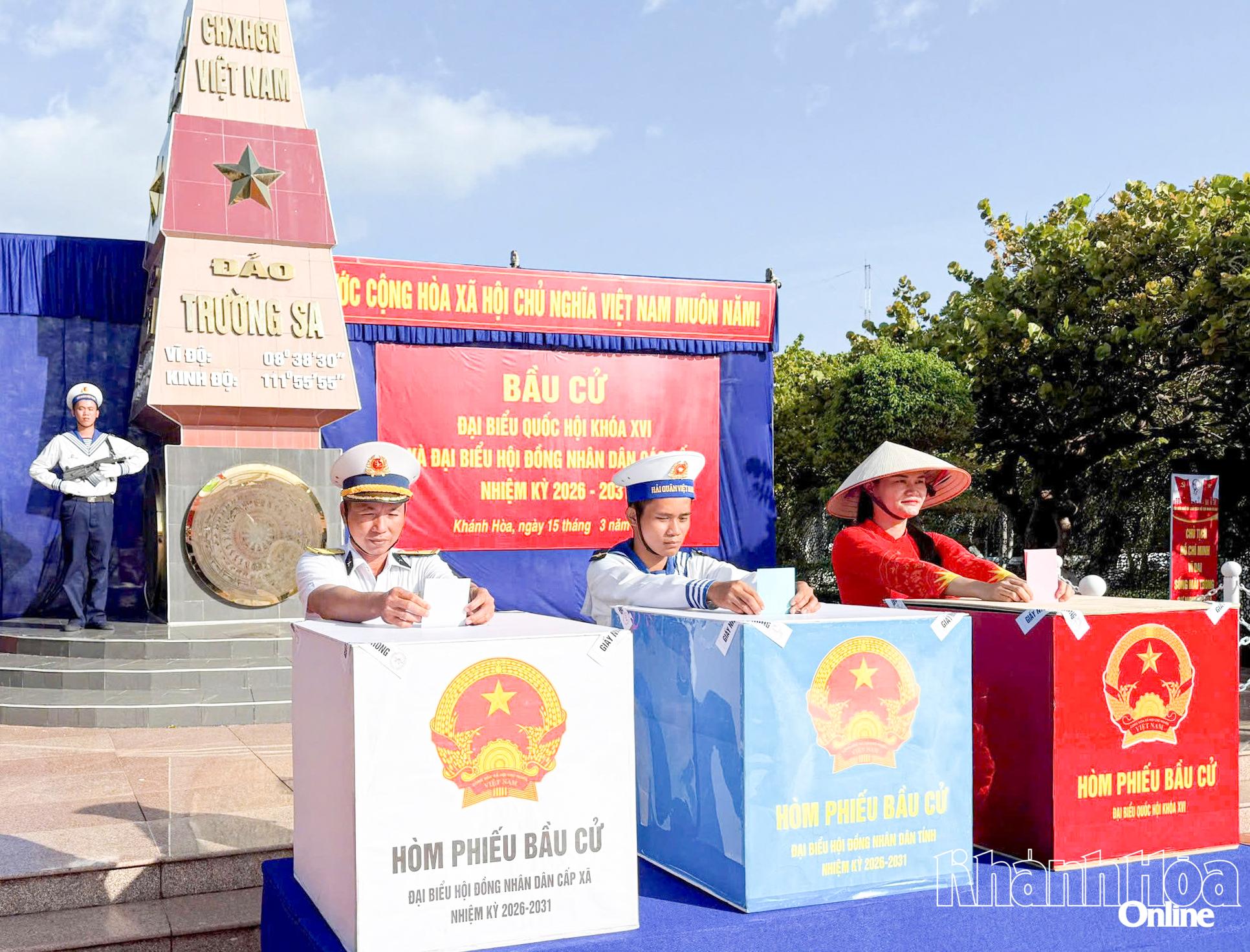 Quân và dân đảo Trường Sa thực hiện bỏ phiếu bầu cử vào sáng 15-3. Ảnh: Vĩnh Thành