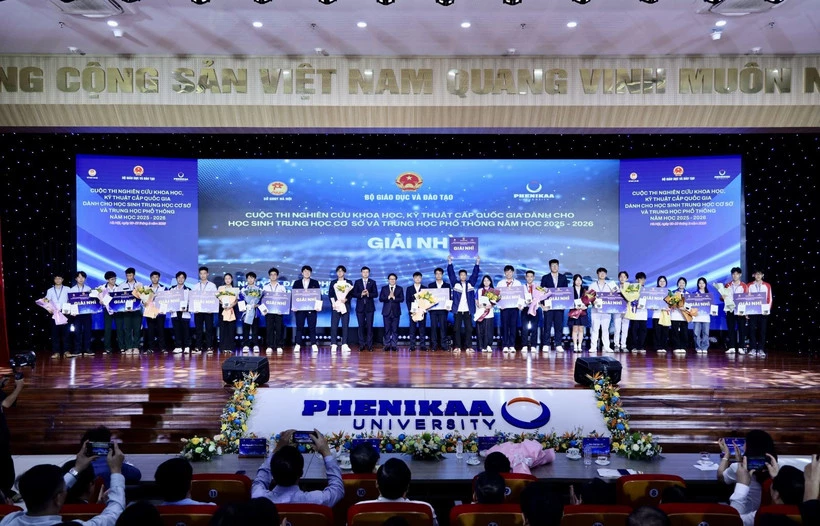 Ban tổ chức trao giải cho các dự án. (Ảnh: Bộ GD-ĐT)