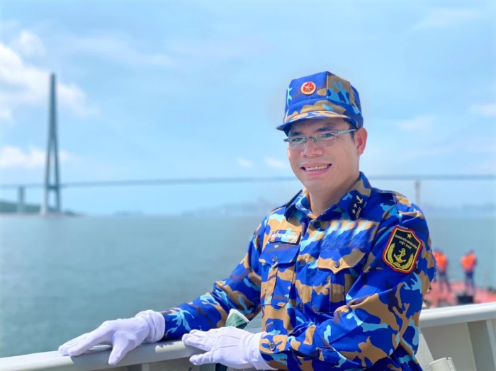 Sĩ quan Hải quân nhặt được của rơi trả lại cho du khách nước ngoài