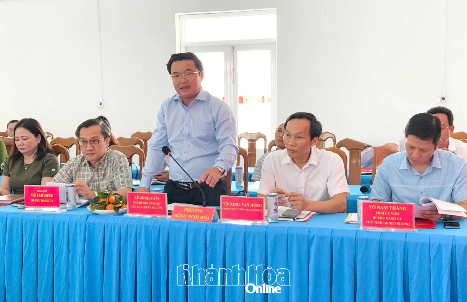 Ông Lê Minh Tâm - Phó Bí thư Đảng ủy, Chủ tịch UBND phường Đông Ninh Hòa báo cáo công tác chuẩn bị bầu cử.