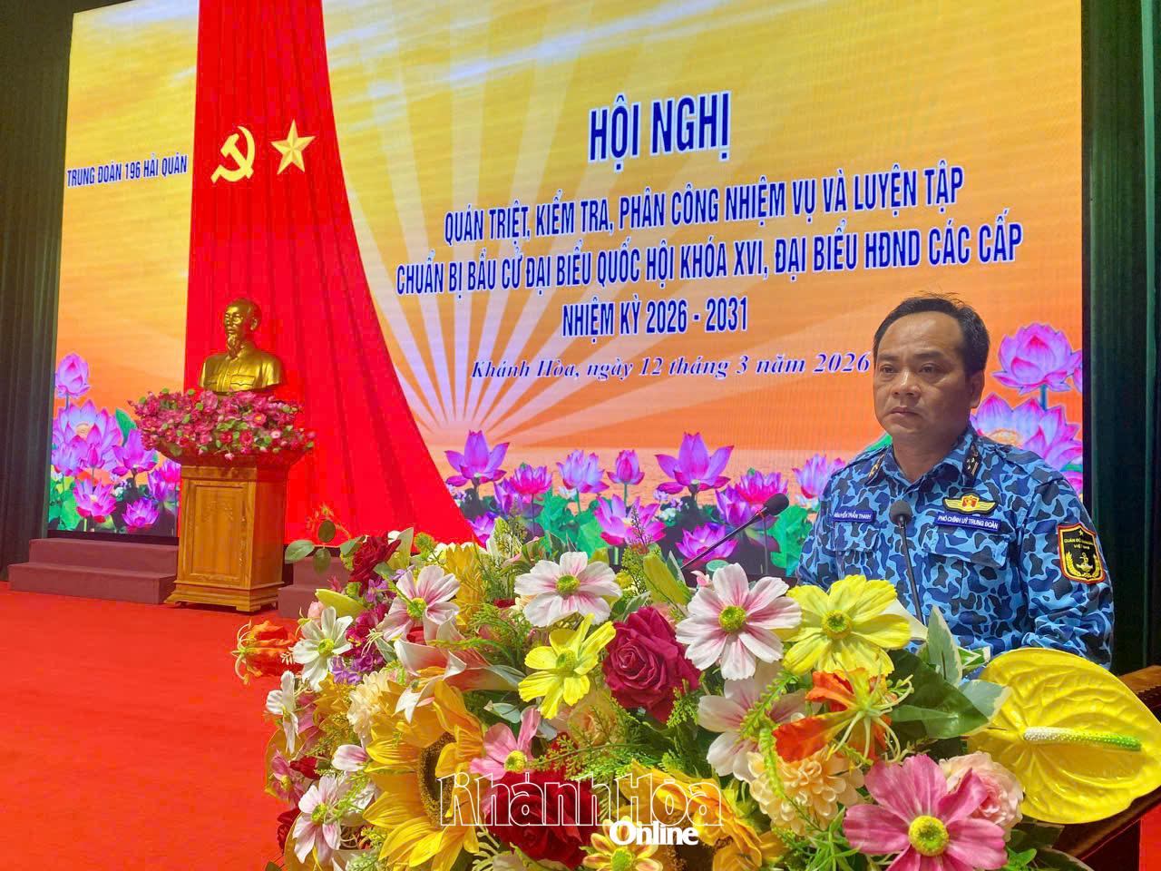 Thượng tá Nguyễn Trần Thanh - Phó Chính uỷ Trung đoàn 196, Tổ trưởng Tổ bầu cử phát biểu quán triệt các nội dung.