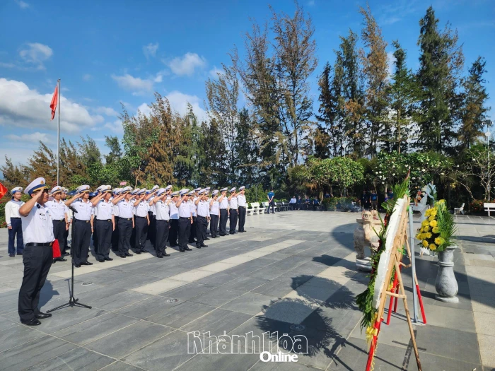 Trung đoàn 196 Hải quân tổ chức dâng hương tại Khu tưởng niệm chiến sĩ Gạc Ma