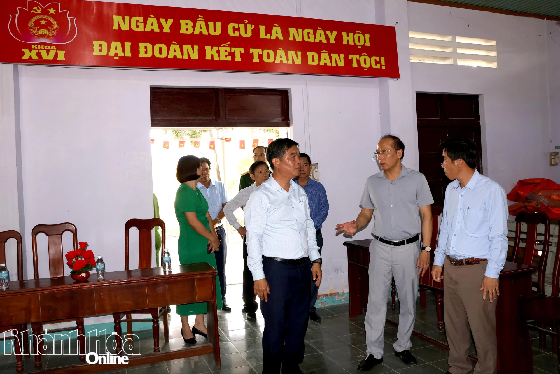 Đồng chí Nguyễn Khắc Hà - Phó Bí thư Tỉnh ủy, Chủ tịch Ủy ban MTTQ Việt Nam tỉnh Khánh Hòa kiểm tra tại điểm bầu cử thôn Cây Xoài.