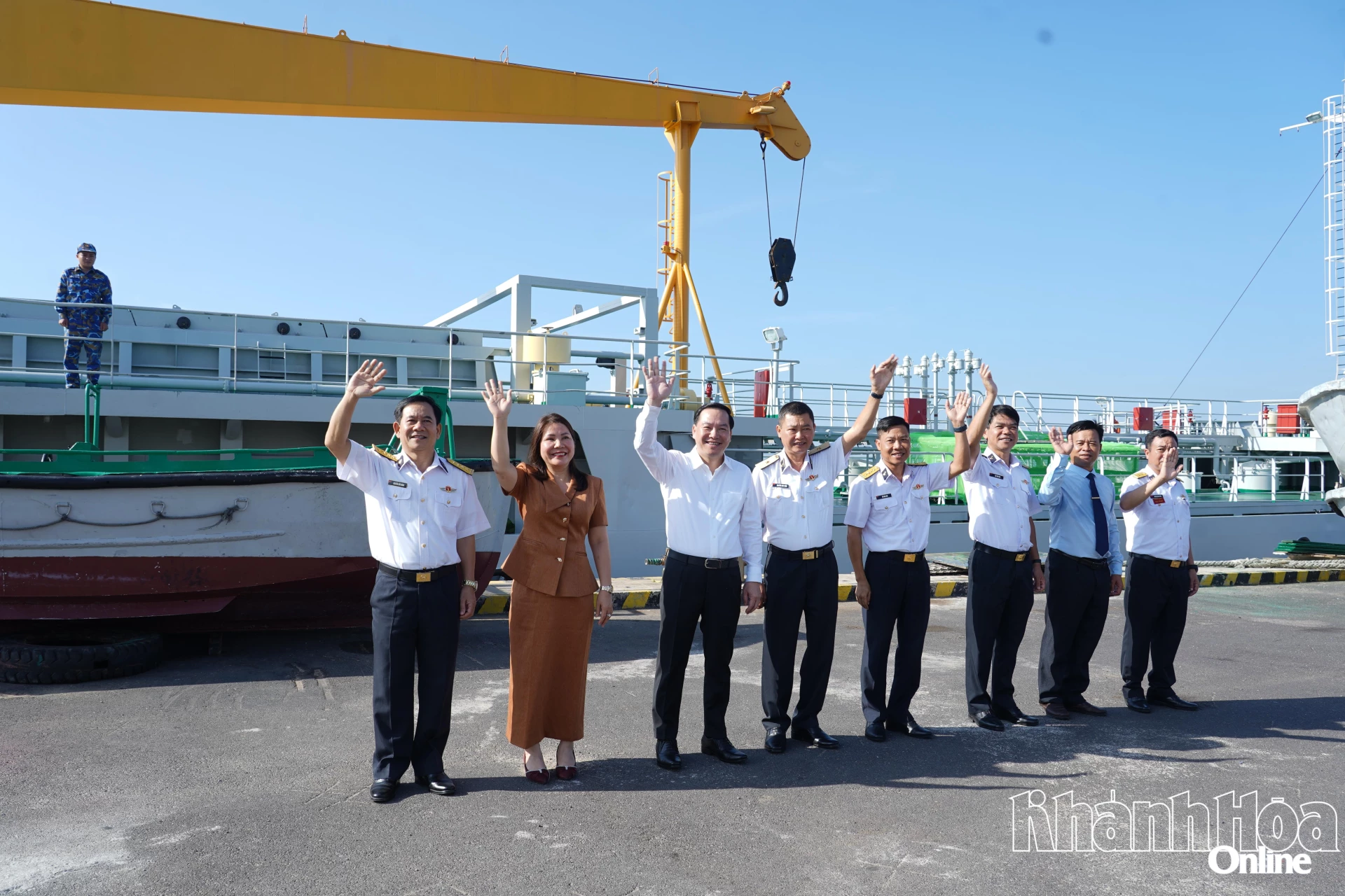 Đồng chí Hồ Xuân Trường – Ủy viên dự khuyết Trung ương Đảng, Phó Bí thư Thường trực Tỉnh ủy chào Đoàn công tác trước giờ xuất phát ra đặc khu Trường Sa.