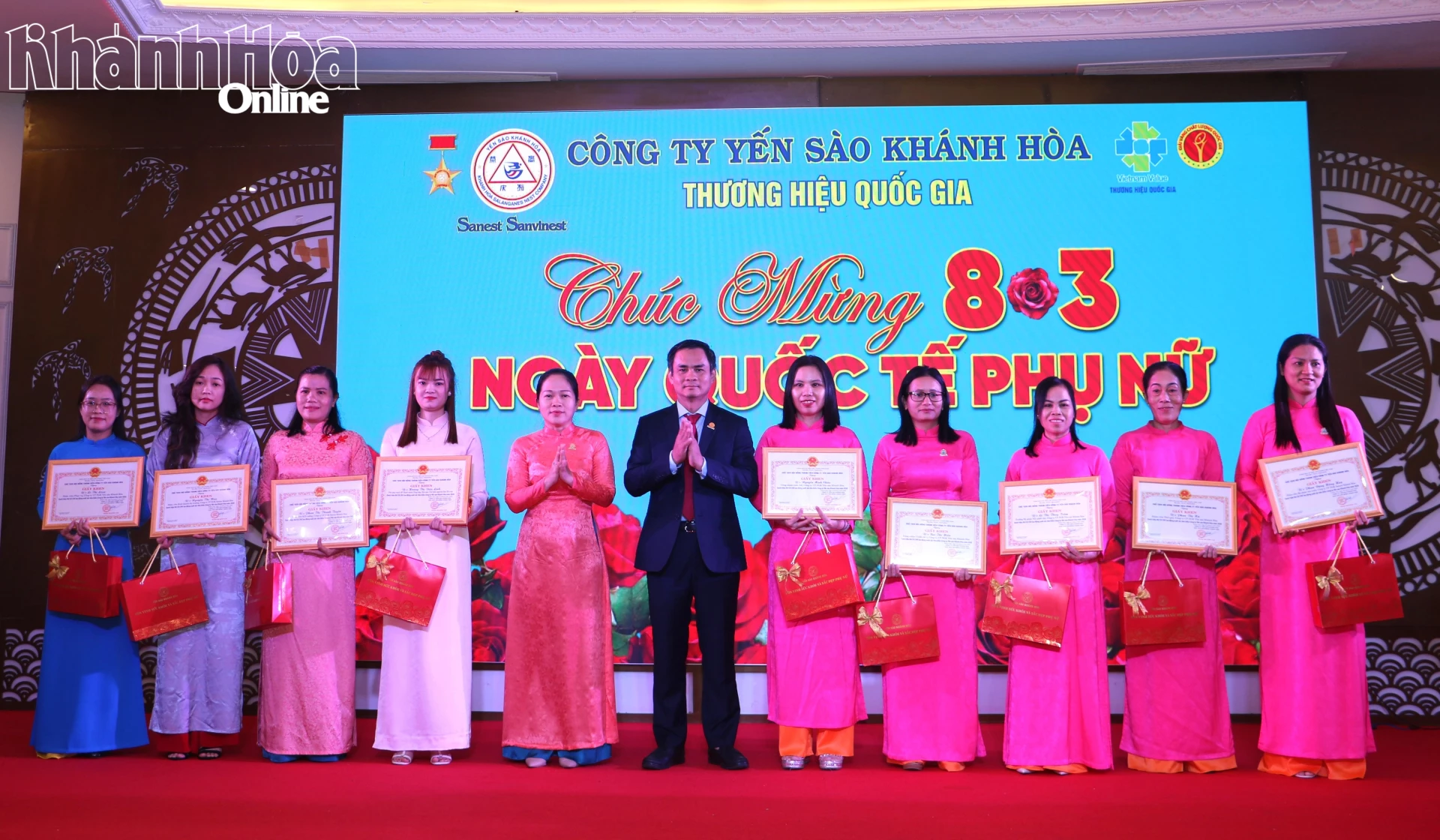 Lãnh đạo công ty trao khen thưởng cho các nữ cán bộ, công nhân viên xuất sắc tiêu biểu 