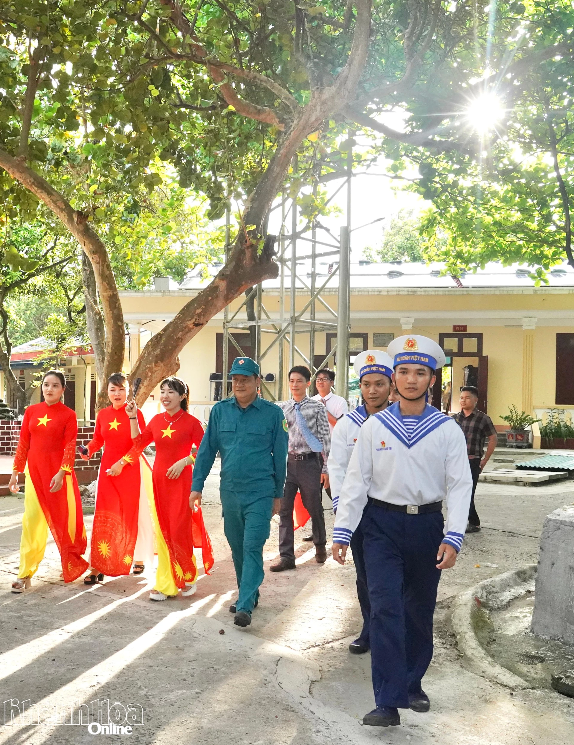 Cán bộ, chiến sĩ và người dân trên đảo Sinh Tồn nô nức đi bầu cử