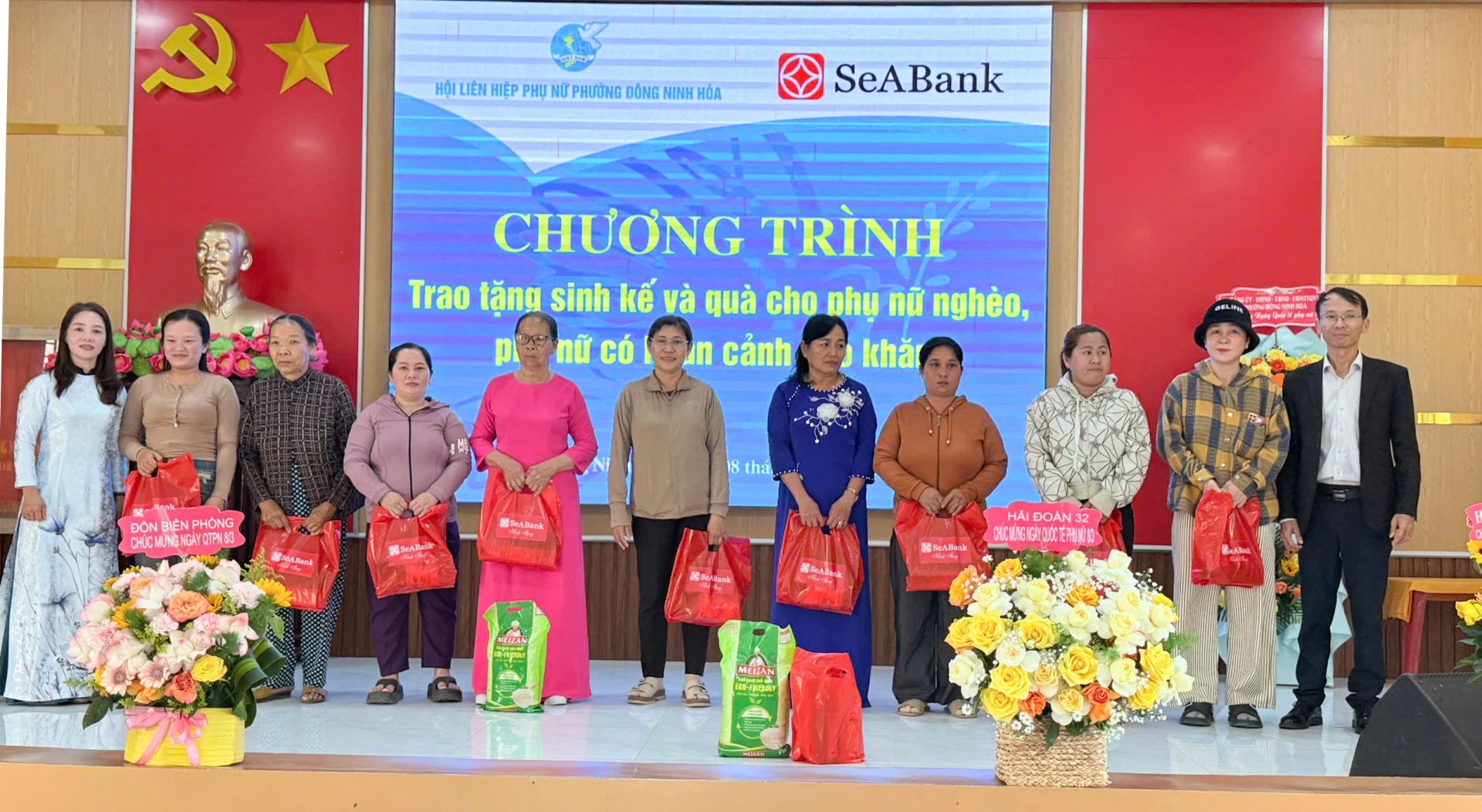 Trao quà cho phụ nữ có hoàn cảnh khó khăn.