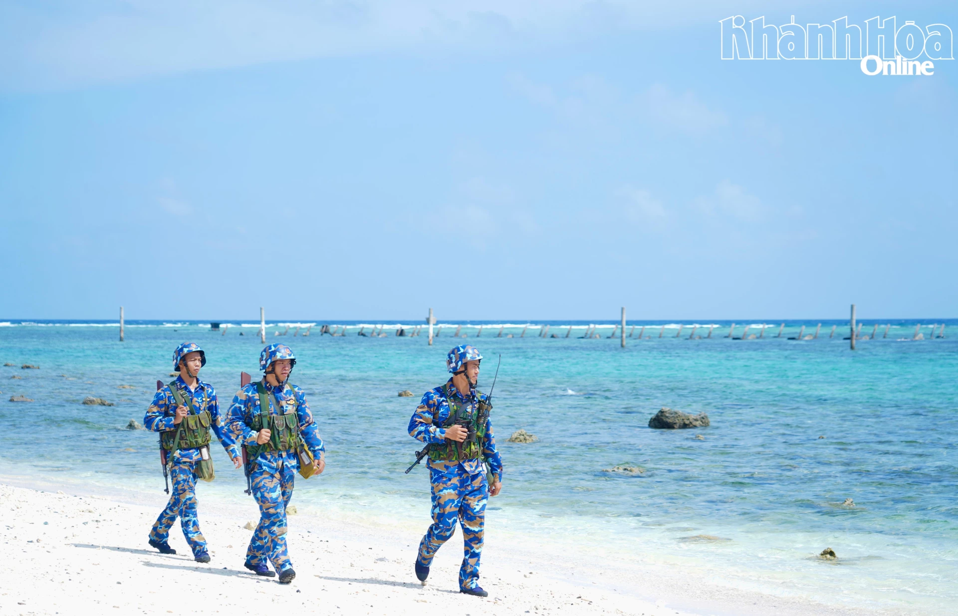 Các chiến sĩ đảo Sinh Tồn tuần tra trên biển.
