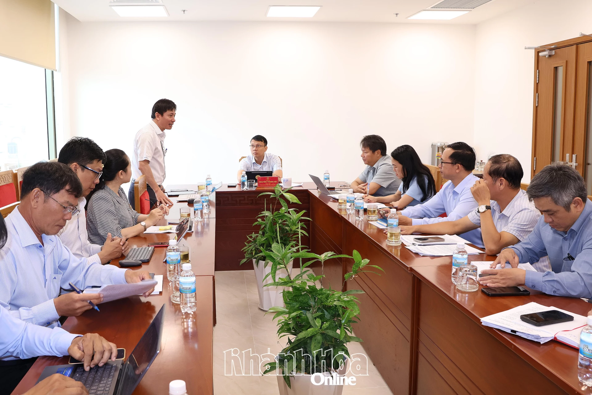 Lãnh đạo Sở Khoa học và Công nghệ tỉnh Khánh Hòa báo cáo tại cuộc họp.