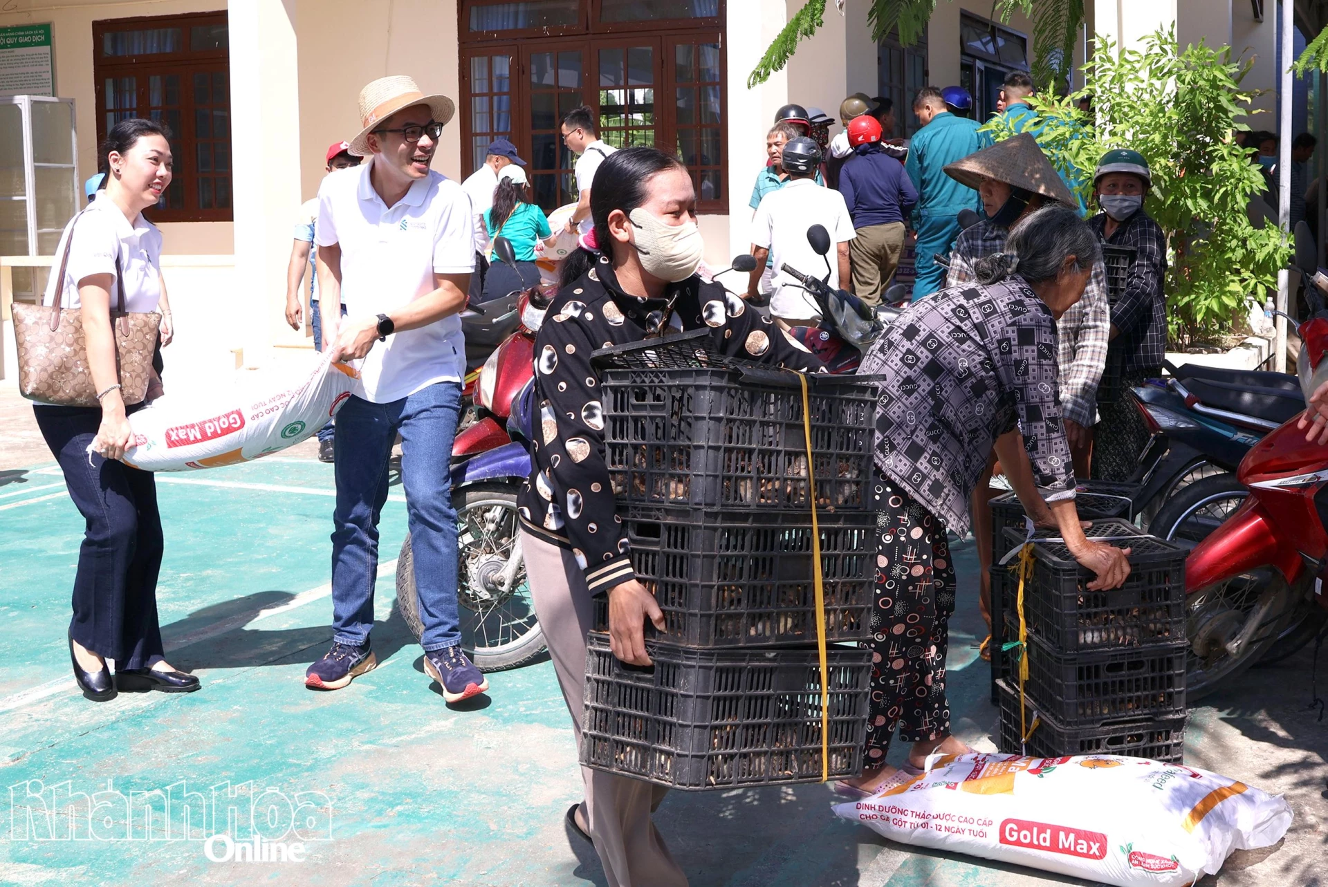 Người dân vui mừng khi nhận được những phần quà ý nghĩa.