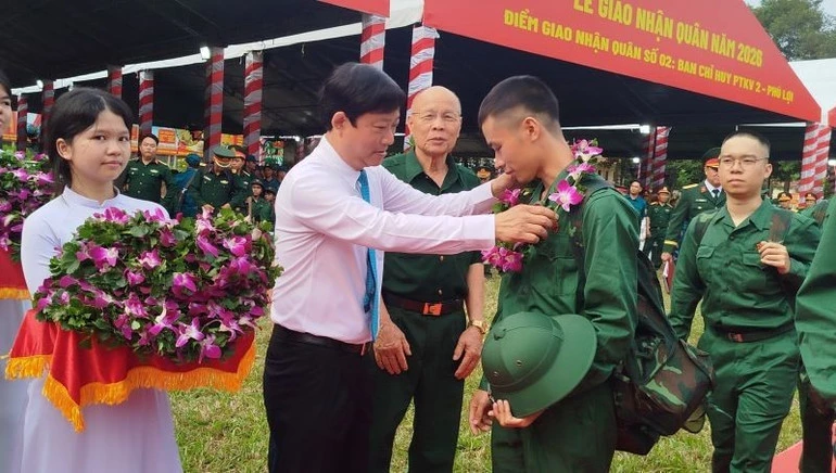 Đồng chí Võ Văn Minh, Ủy viên Trung ương Đảng, Phó Bí thư Thành ủy, Chủ tịch Hội đồng nhân dân Thành phố Hồ Chí Minh chúc mừng và động viên các tân binh lên đường làm nghĩa vụ thiêng liêng với Tổ quốc.

