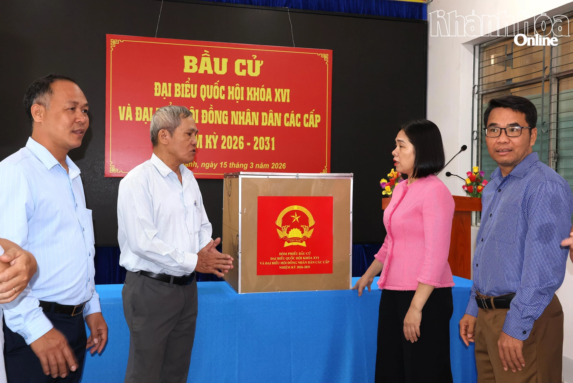 Đồng chí Trần Thu Mai kiểm tra điểm bầu cử tại thôn Đông Môn , xã Diên Khánh.