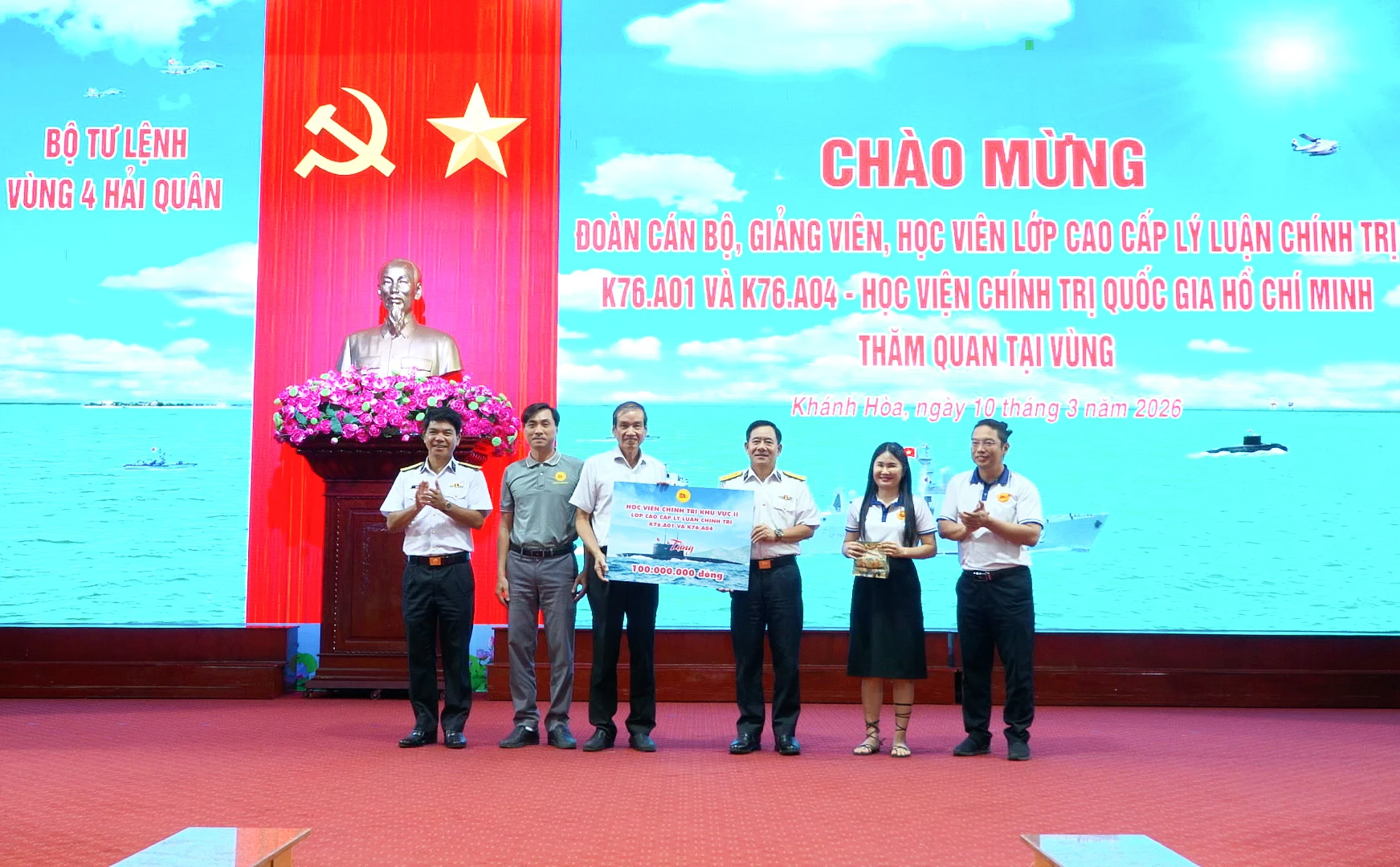 Đoàn công tác tặng quà cán bộ, chiến sĩ Vùng 4 Hải quân.