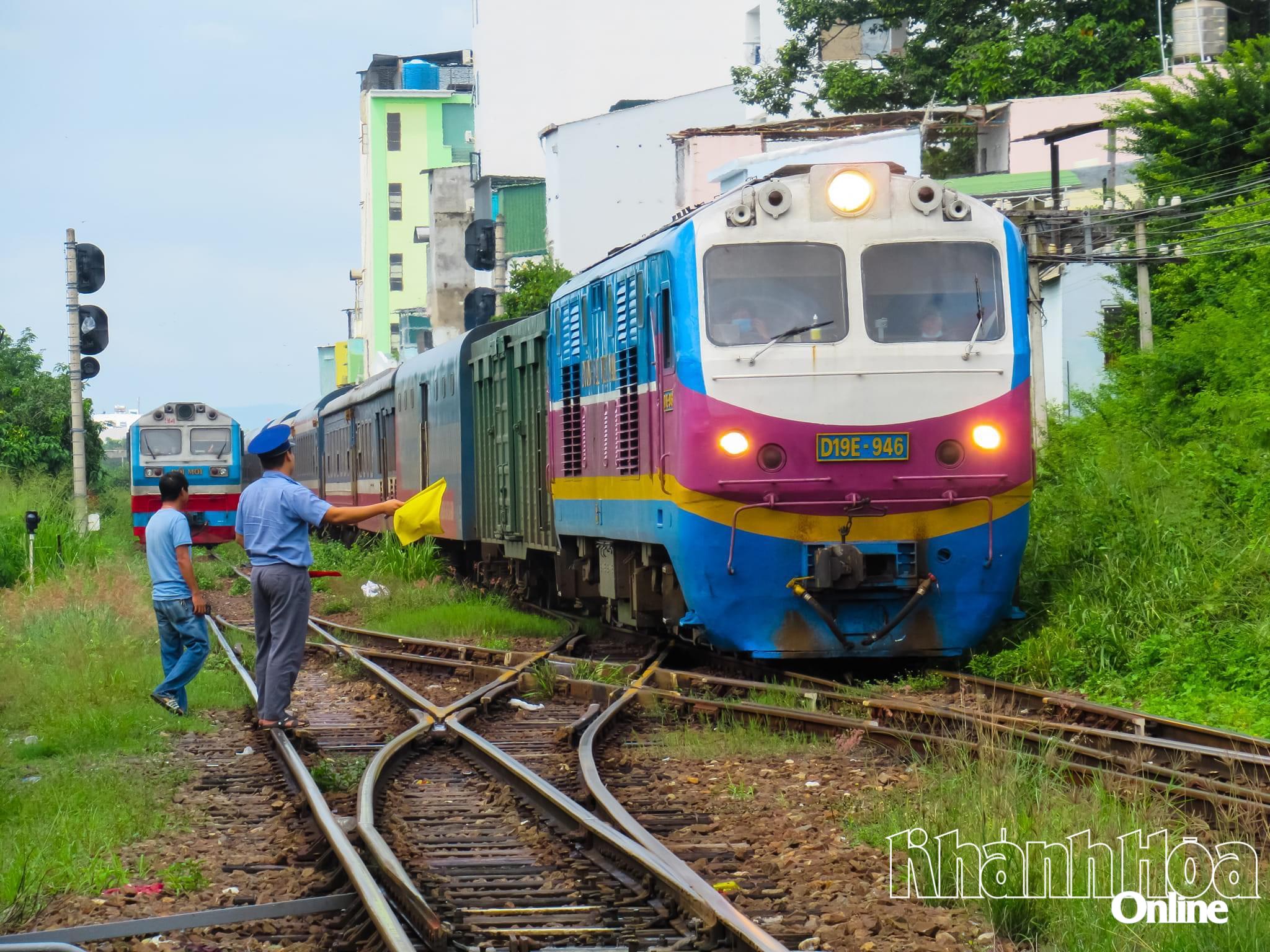 Tàu hỏa đang về Ga Nha Trang.