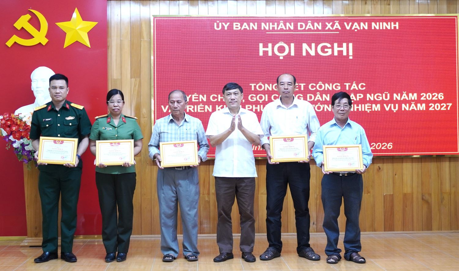 Lãnh đạo xã Vạn Ninh tặng giấy khen cho các tập thể.