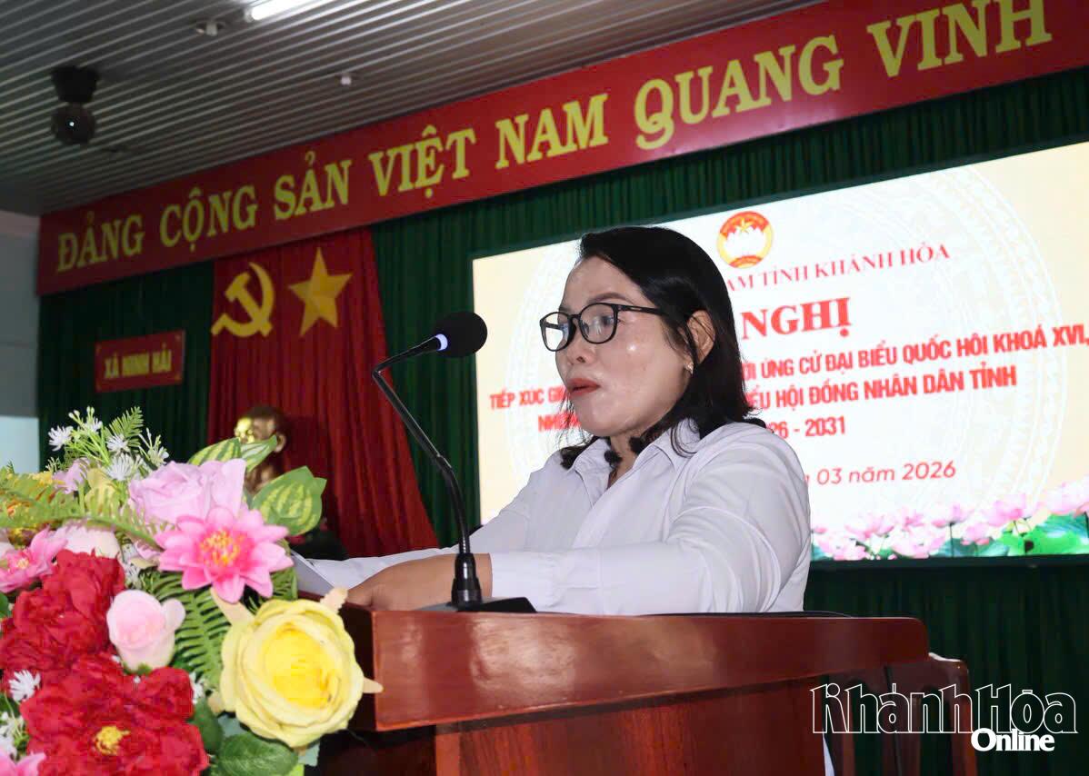 Bà Patâu Axá Thị Dem trình bày chương trình hành động trước cử tri.