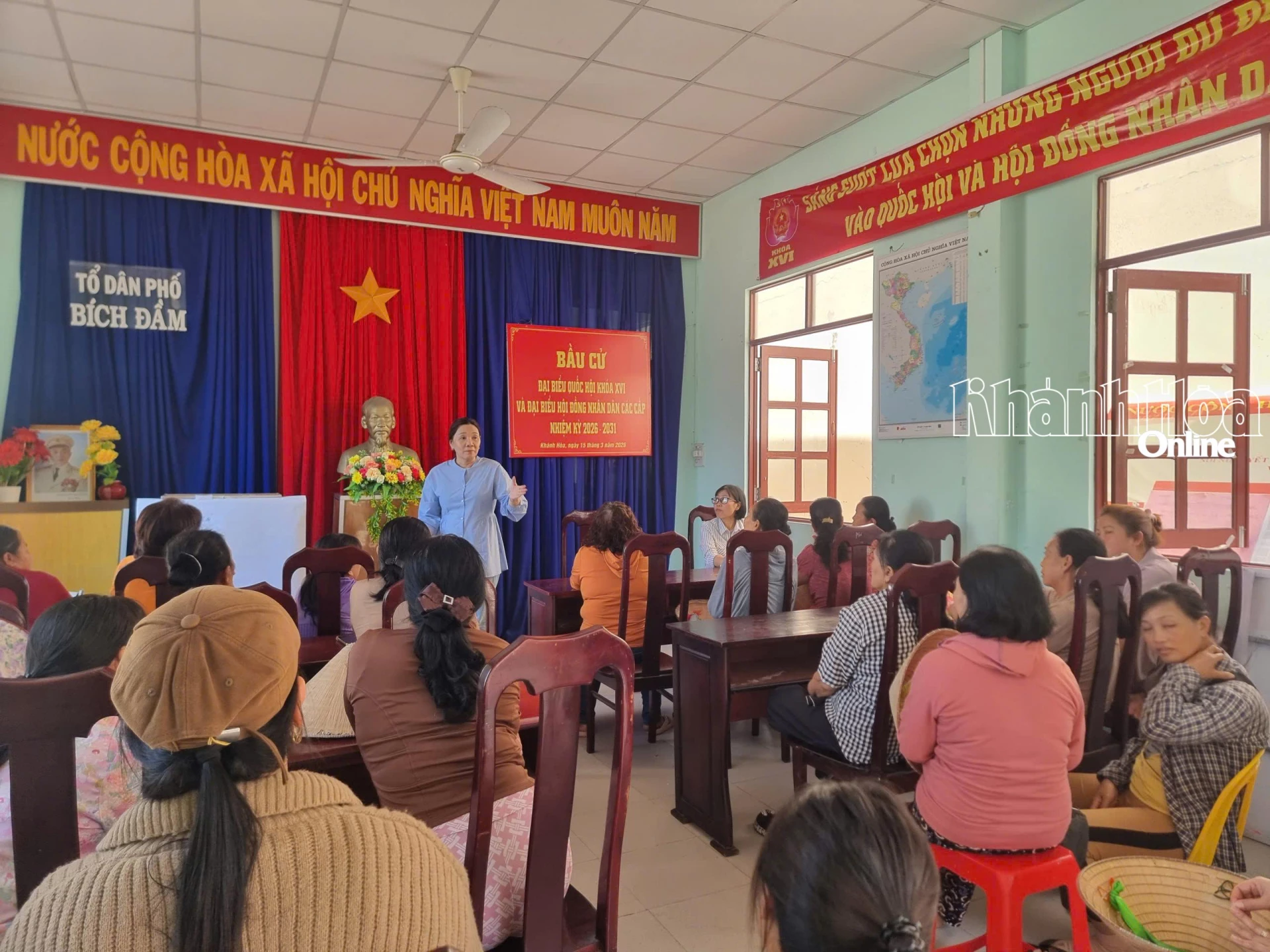 Người dân Tổ dân phố Bích Đầm được chuyên gia hướng dẫn, tuyên truyền về bảo vệ môi trường biển.