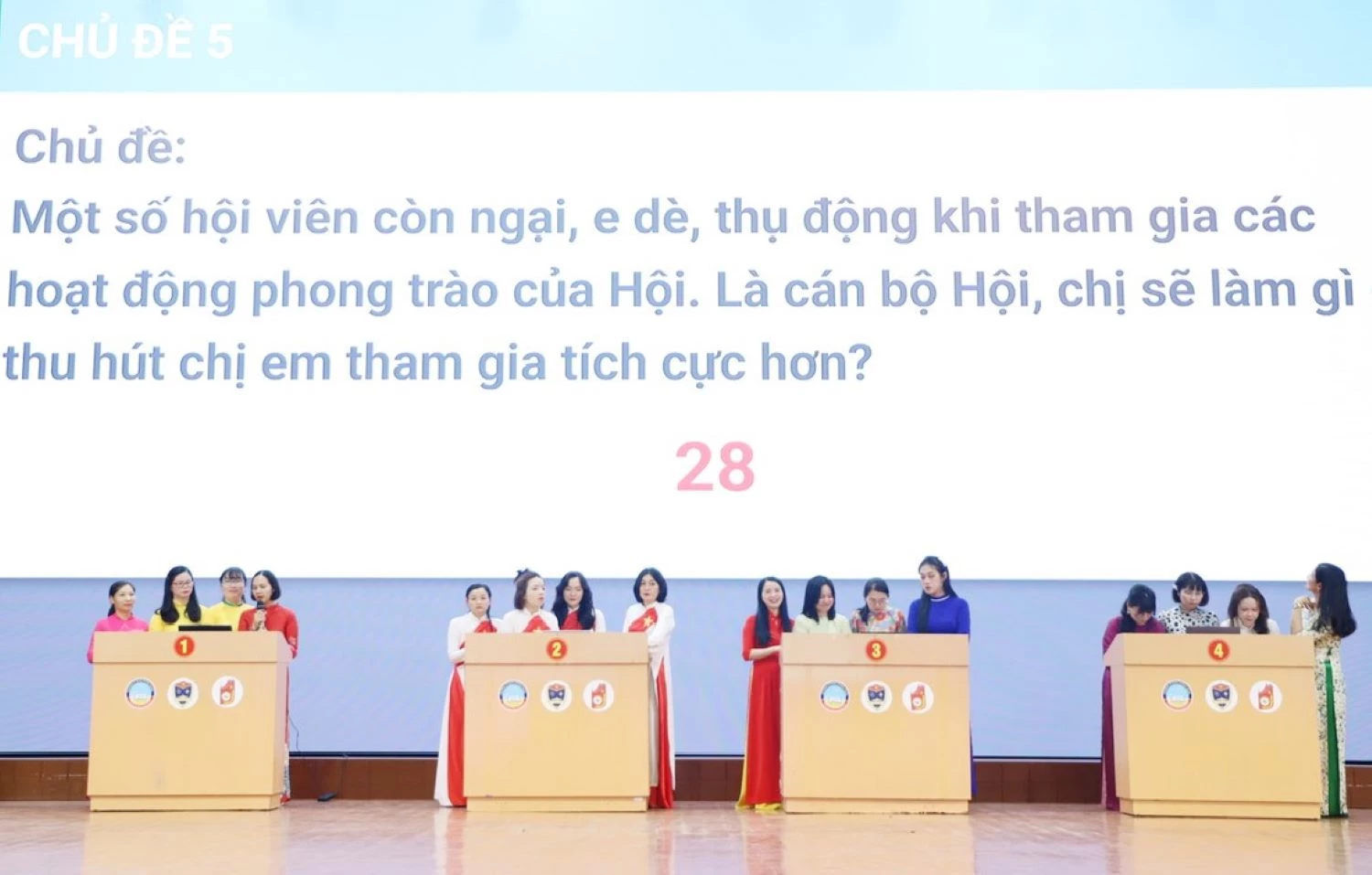 Các đội tham gia phần thi xử lý tình huống.