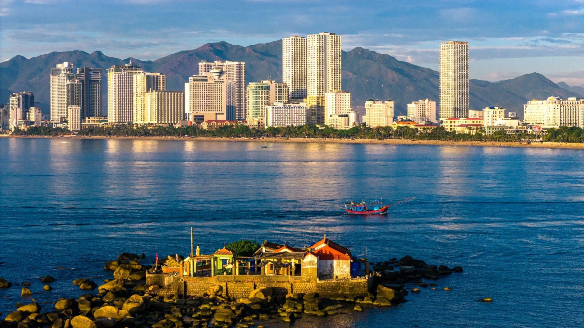 Nha Trang được mệnh danh là nơi đáng đến, đáng sống bậc nhất khu vực Nam Trung Bộ. Ảnh: Minh Tú