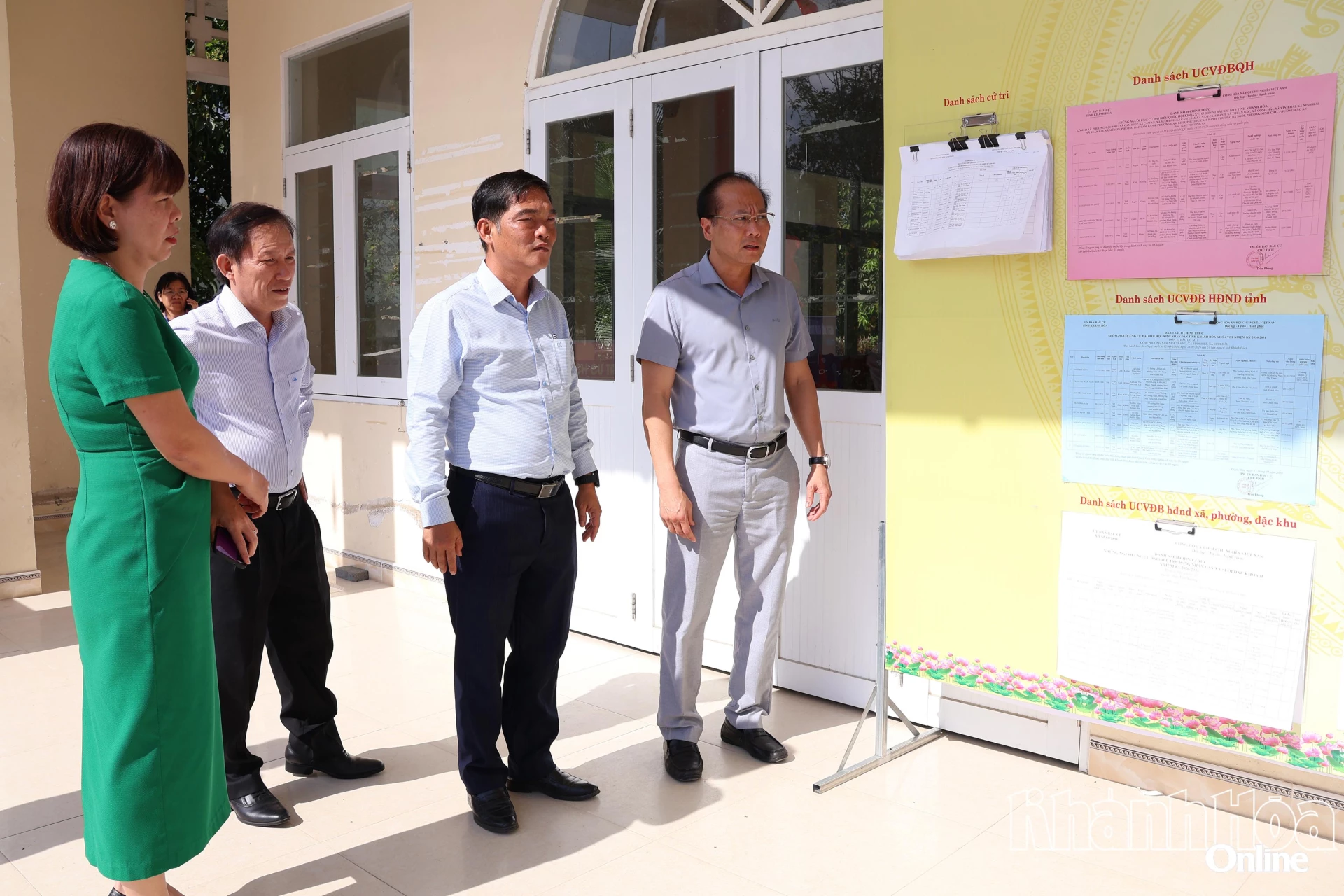 Đồng chí Nguyễn Khắc Hà - Phó Bí thư Tỉnh ủy, Chủ tịch Ủy ban MTTQ Việt Nam tỉnh Khánh Hòa (bìa phải) kiểm tra công tác chuẩn bị bầu cử tại điểm bầu cử Nhà Văn hóa xã Suối Dầu.