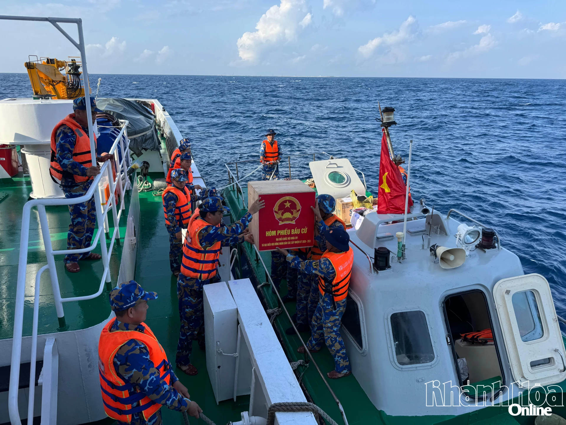 Chuẩn bị đưa hòm phiếu ra đảo.