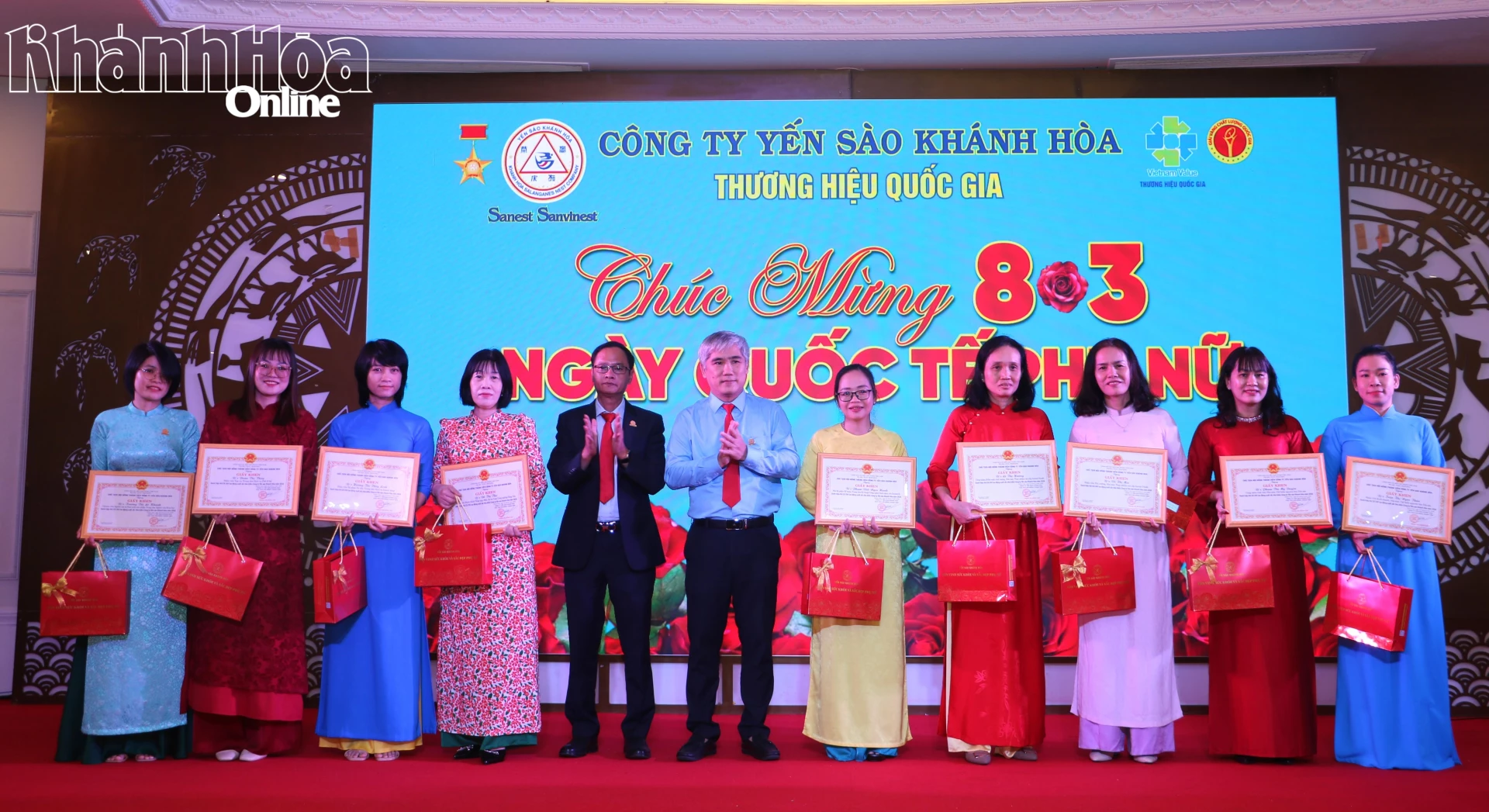 Lãnh đạo công ty trao khen thưởng cho các nữ cán bộ, công nhân viên xuất sắc tiêu biểu 