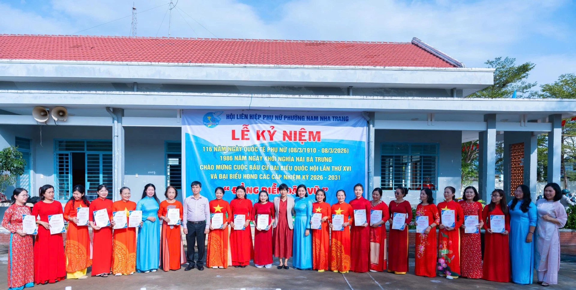 Trao giải cho các đơn vị đạt giải cuộc thi ảnh tập thể “Duyên dáng Áo dài Việt Nam”.