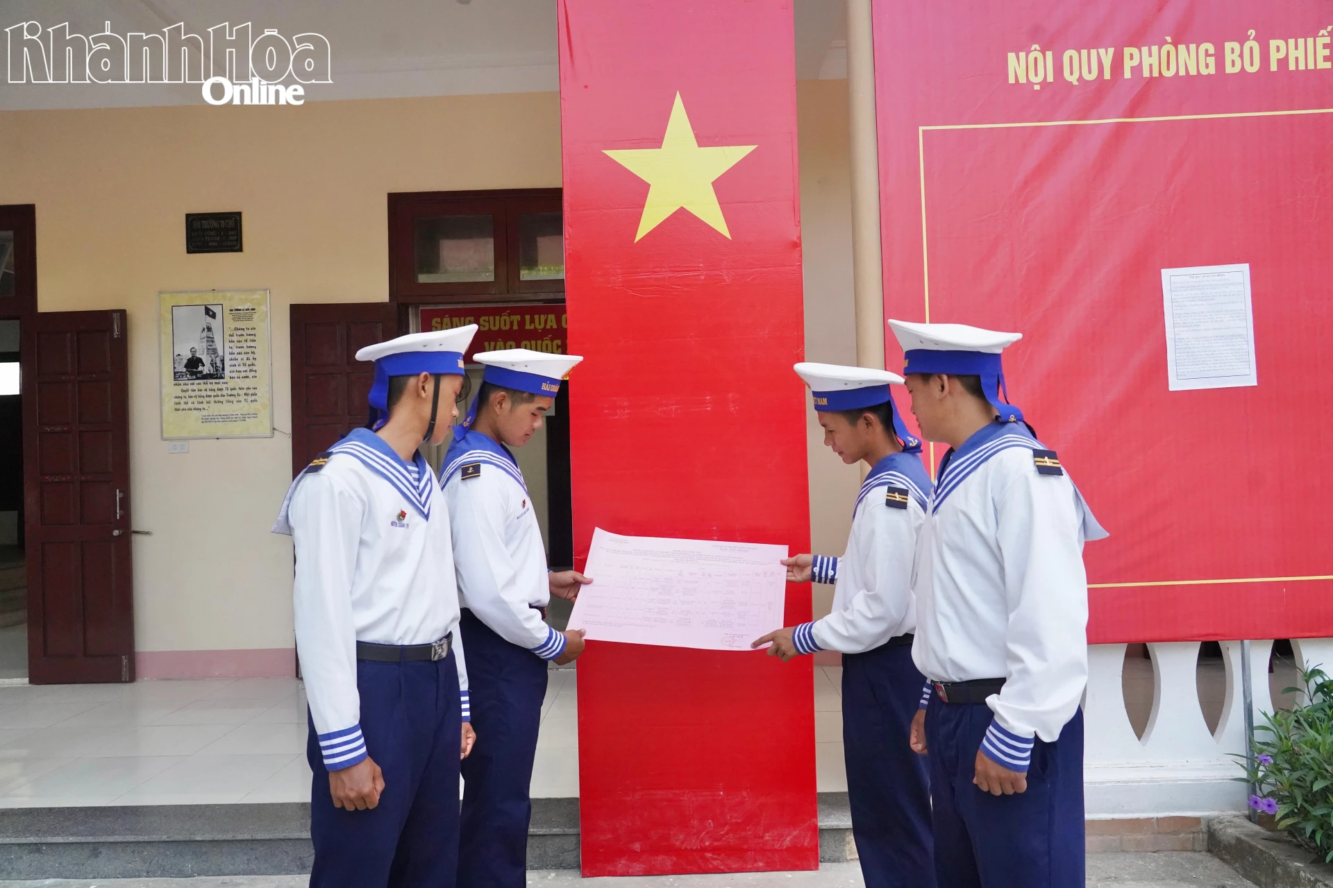 Các chiến sĩ đảo Sinh Tồn tìm hiểu danh sách đại biểu.