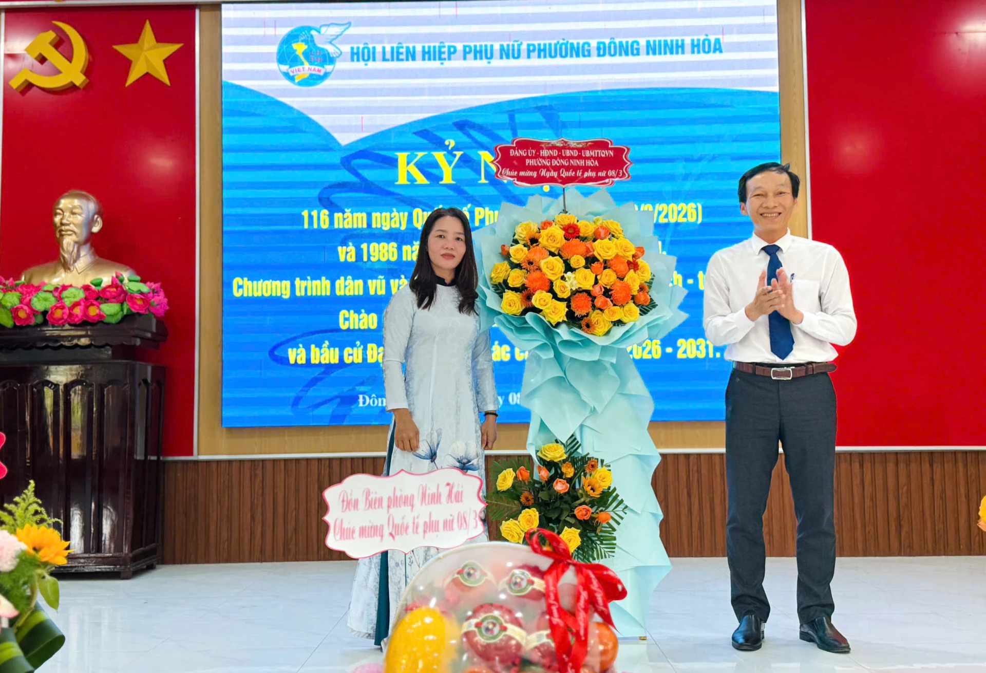 Lãnh đạo phường Đông Ninh Hòa tặng hoa chúc mừng Hội Liên hiệp Phụ nữ phường.