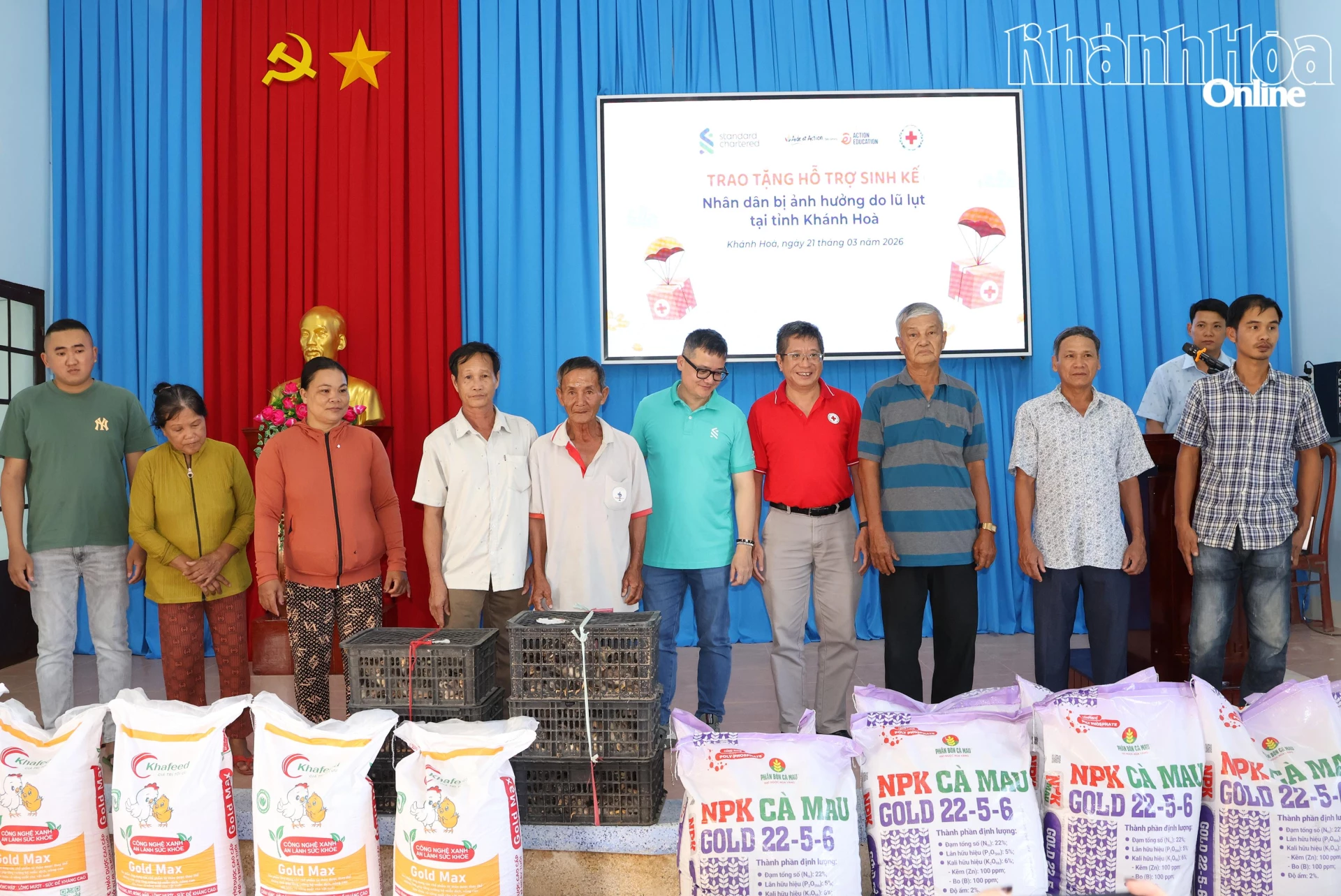 Lãnh đạo Hội Chữ thập đỏ tỉnh và Tổ chức AIDE ET ACTION và Standard Chartered Bank trao sinh kế cho người dân bị thiệt hại do lũ lụt.