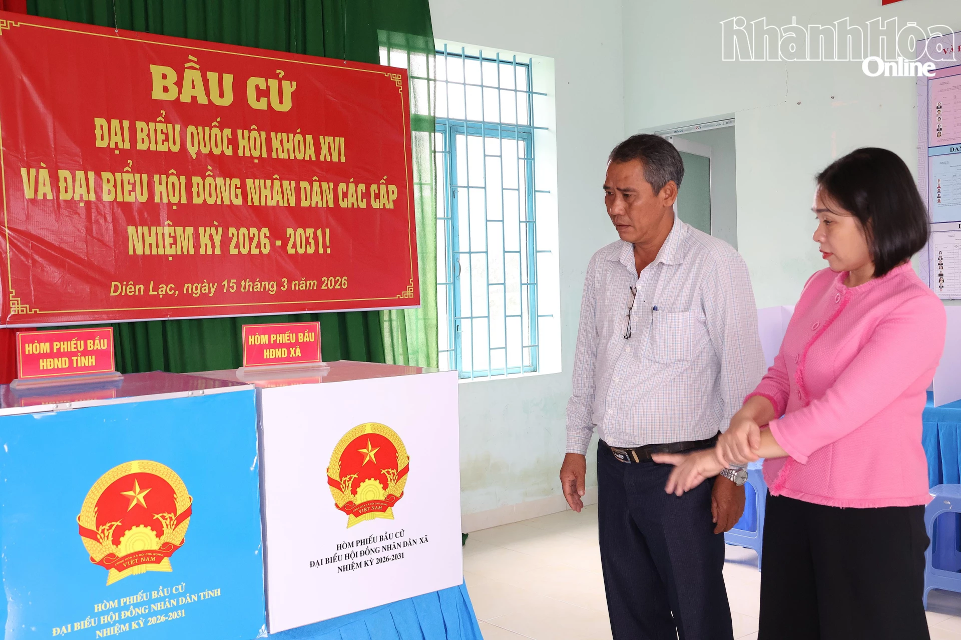 Đồng chí Trần Thu Mai kiểm tra điểm bầu cử tại thôn Phú Khánh Thượng, xã Diên Lạc.