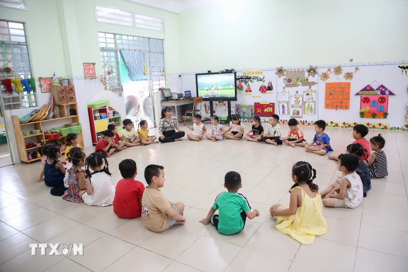 Một buổi học của học sinh mầm non. (Ảnh: Giang Phương/TTXVN)