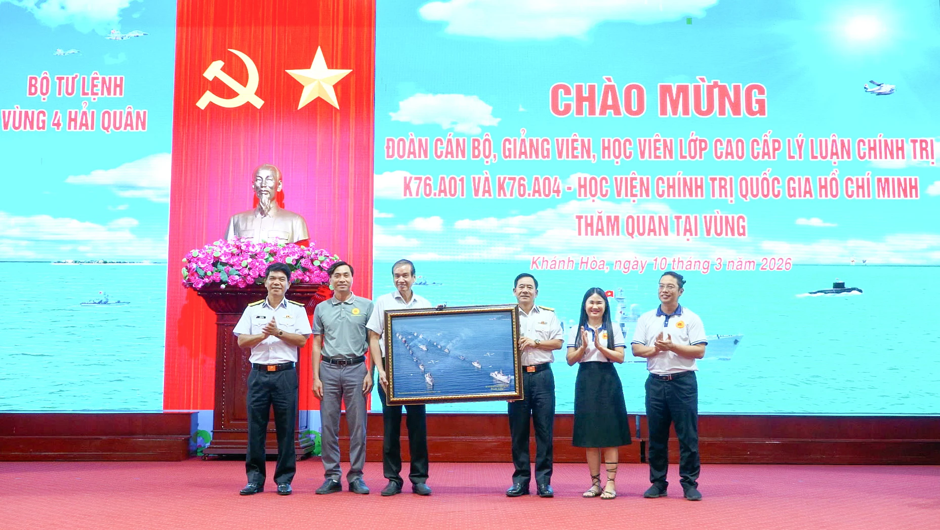 Bộ Tư lệnh Vùng 4 Hải quân tặng quà lưu niệm cho đoàn công tác.