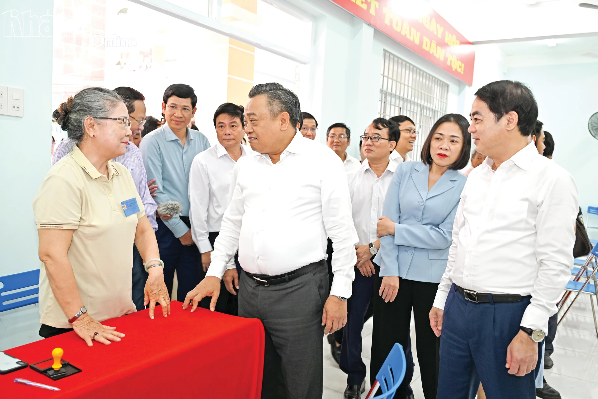 Đoàn giám sát, kiểm tra của Ủy ban Thường vụ Quốc hội, Hội đồng Bầu cử quốc gia
cùng các đồng chí lãnh đạo tỉnh kiểm tra công tác chuẩn bị bầu cử tại Khu vực bỏ phiếu số 12 (phường Nha Trang).