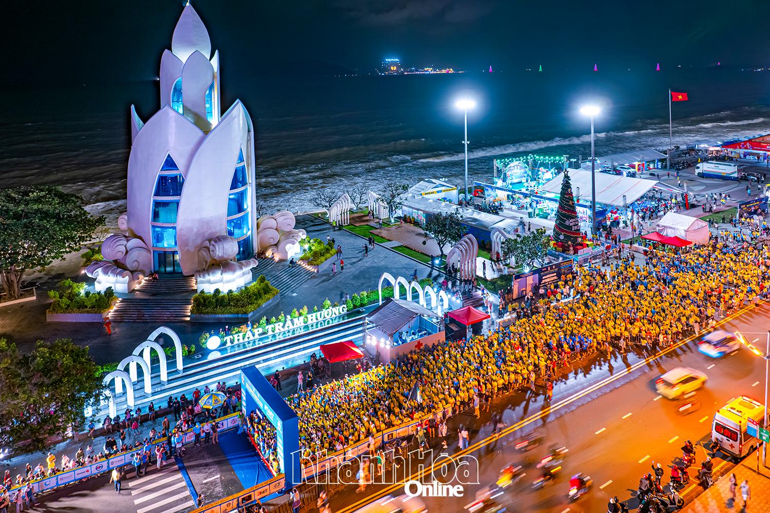 Giải chạy Nha Trang Night Run Sanvinest - Báo Khánh Hòa 2024 thu hút hàng nghìn người tham gia.