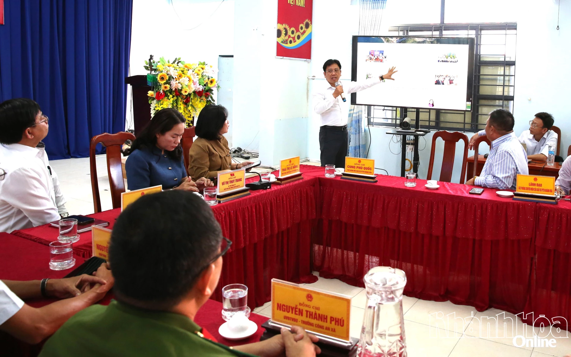 Phó Tổ Biên tập Cung Phú Quốc-Báo và Phát thanh, Truyền hình Khánh Hòa giói thiệu giao diện chuyên trang xã Công Hải