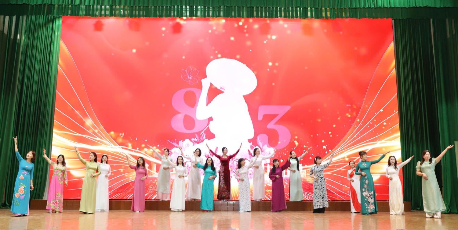 Tiết mục biểu diễn áo dài truyền thống.