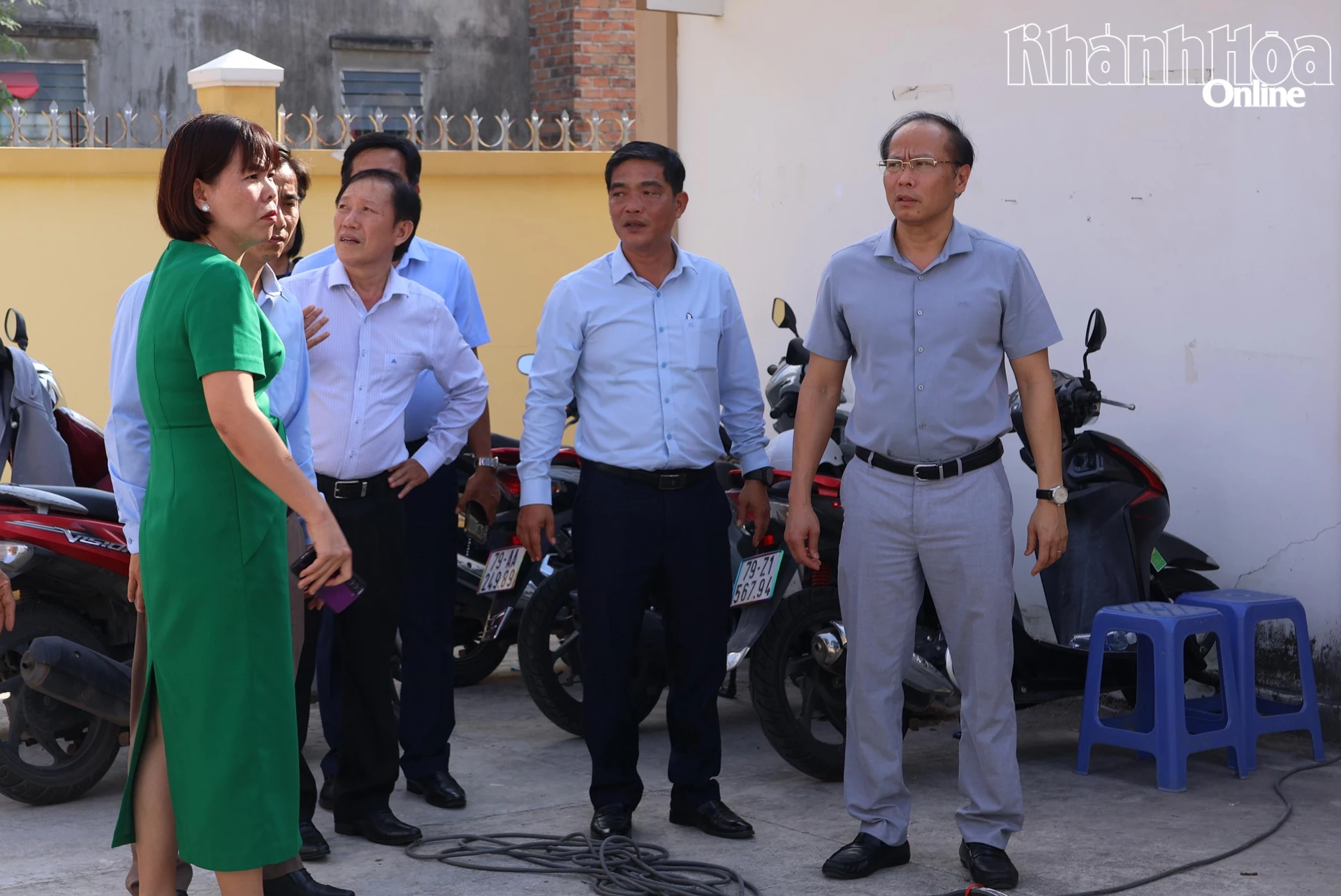 Đồng chí Nguyễn Khắc Hà - Phó Bí thư Tỉnh ủy, Chủ tịch Ủy ban MTTQ Việt Nam tỉnh Khánh Hòa kiểm tra tại điểm bầu cử thôn Khánh Thành Nam.