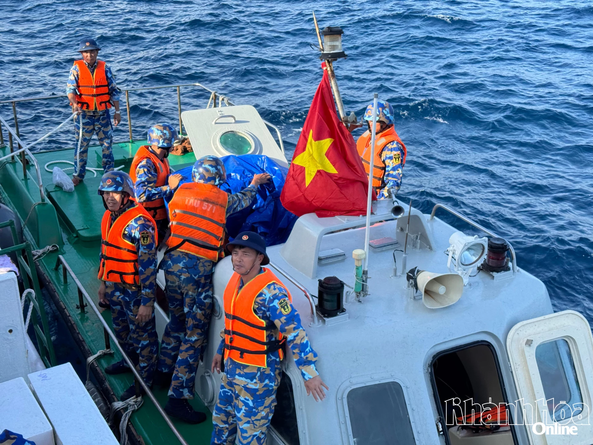 Hòm phiếu được bao bọc bởi tấm bạt trước khi đưa vào đảo