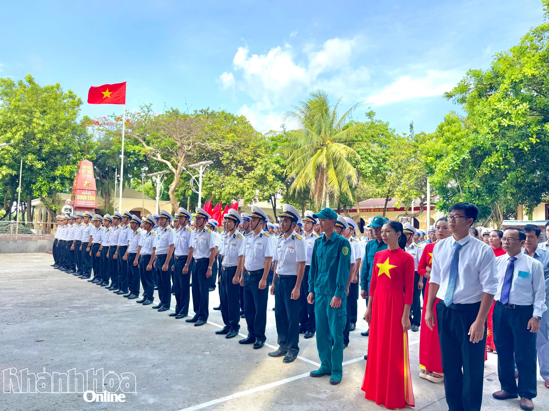 Cán bộ, chiến sĩ và Nhân dân đảo tham dự lễ khai mạc.