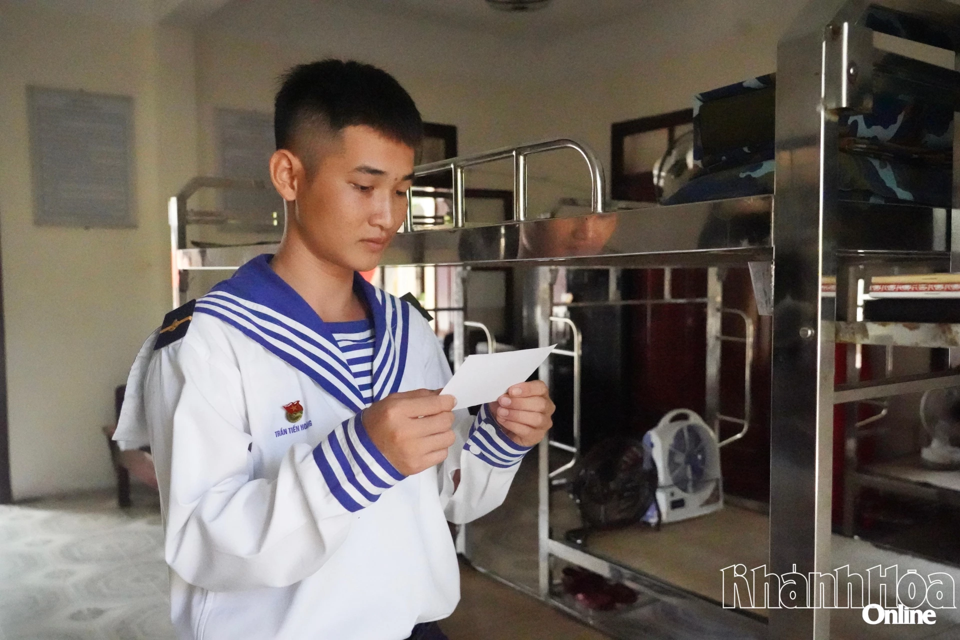 Chiến sĩ trẻ đảo Sinh Tồn cẩn thận kiểm tra thẻ cử tri trước giờ đi bầu cử.