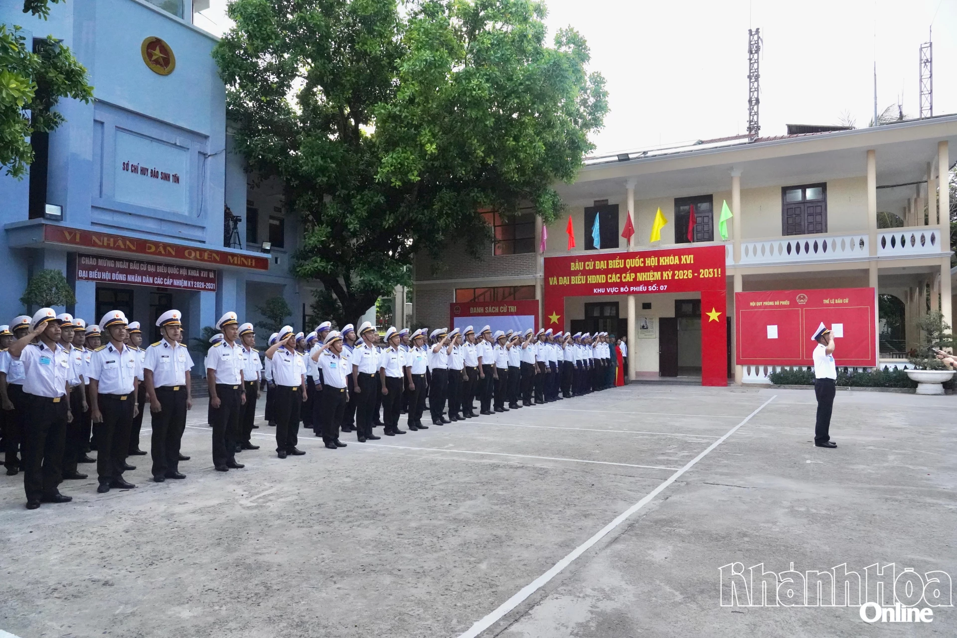 Cán bộ, chiến sĩ và Nhân dân đảo thực hiện nghi thức chào cờ.