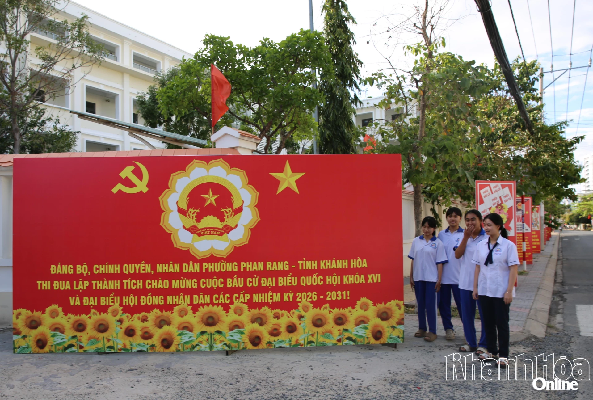 Học sinh trường THPT Nguyễn Trãi-Phan Rang xem tranh cổ động bầu cử