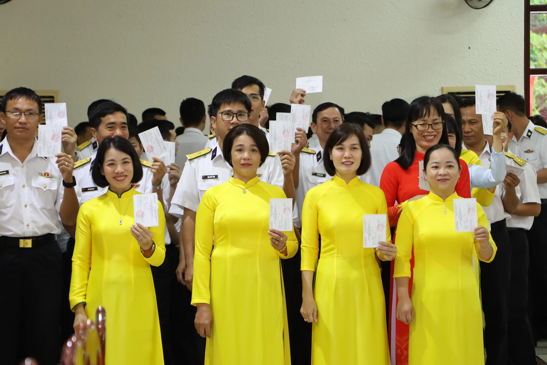 Cử tri đặc khu Trường Sa hân hoan cầm lá phiếu đi bầu cử. Ảnh: Văn Giang.