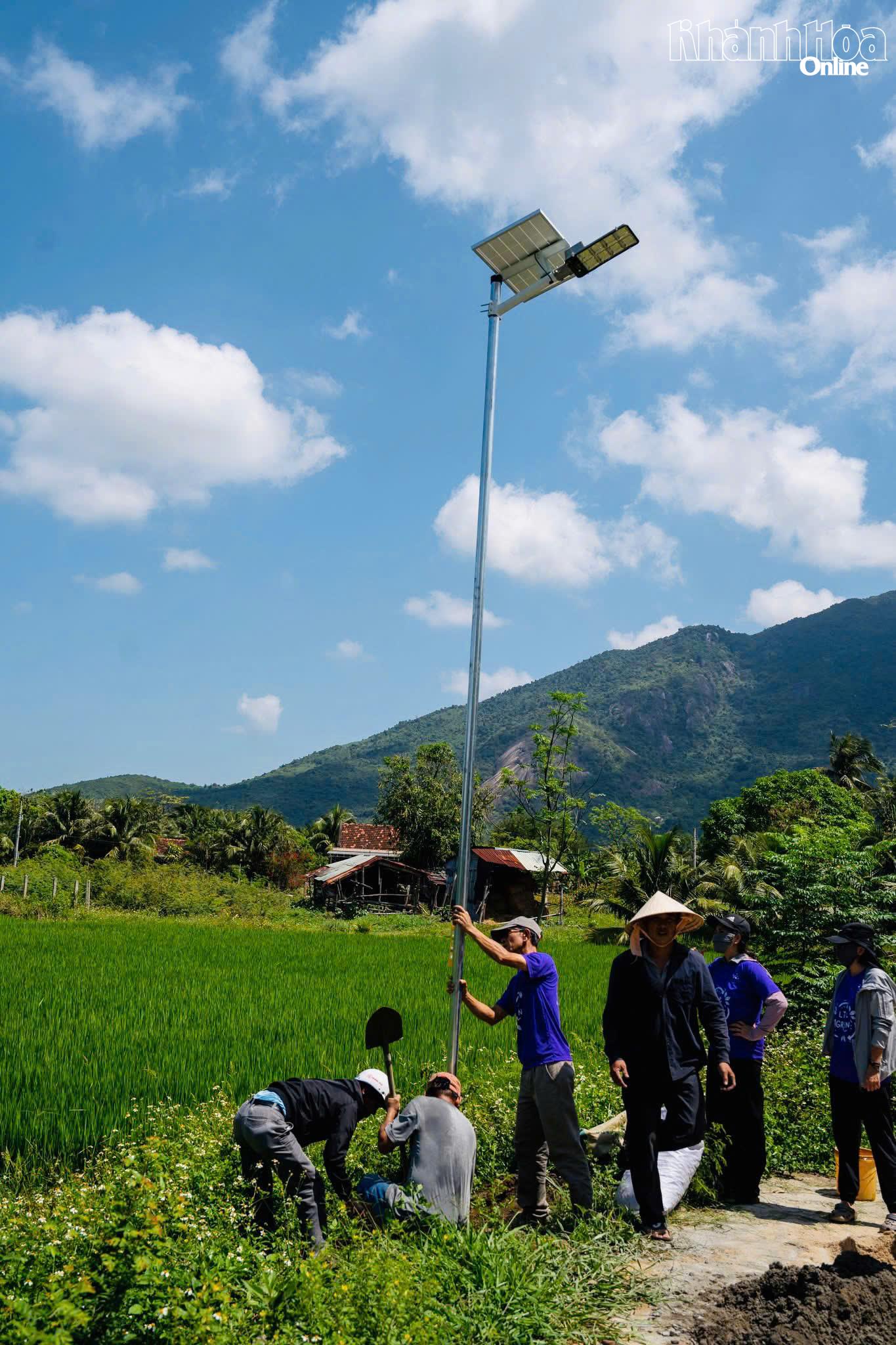 Hệ thống đèn nằng lượng mặt trời chiếu sáng con đường  làng ở phường Hòa Thắng
