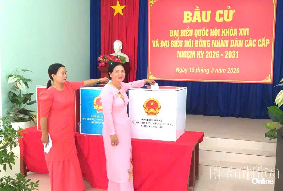 Các thành viên Tổ bầu cử số 09, thôn An Nhơn (xã Xuân Hải) đang diễn tập các thao tác bỏ phiếu, chuẩn bị cho ngày bầu cử 15-3.