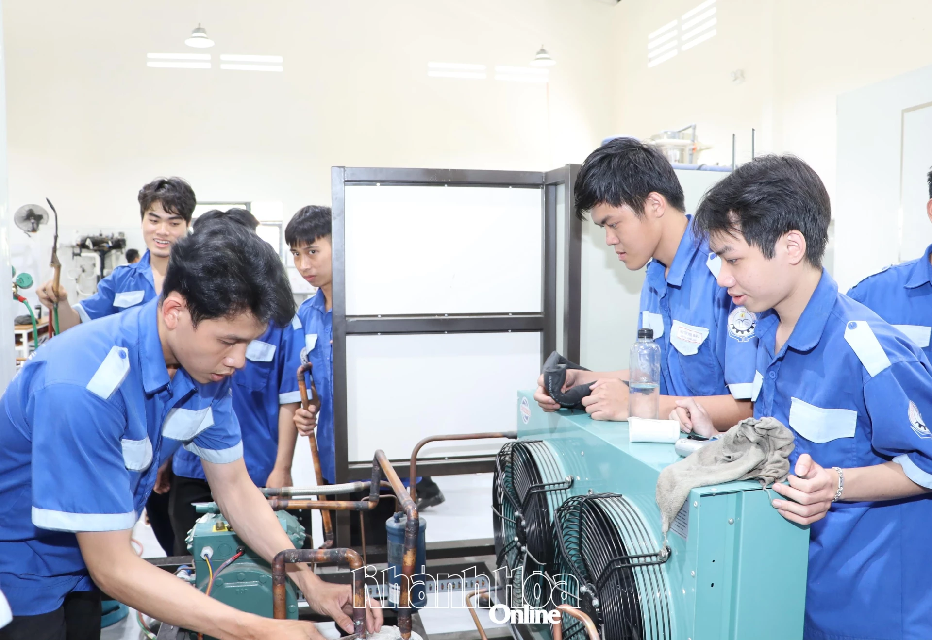 Học sinh, sinh viên Trường Cao đẳng Kỹ thuật Công nghệ Nha Trang học thực hành nghề điện lạnh.